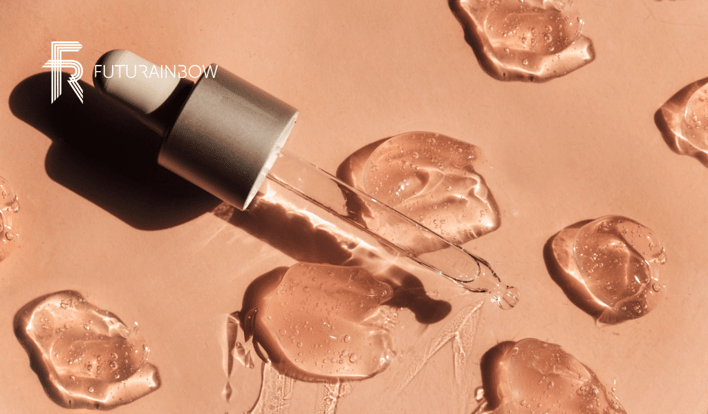 Mãos femininas aplicando sérum dermocosmético com conta-gotas, decorado com tulipas rosa em fundo branco, demonstrando a técnica correta de aplicação