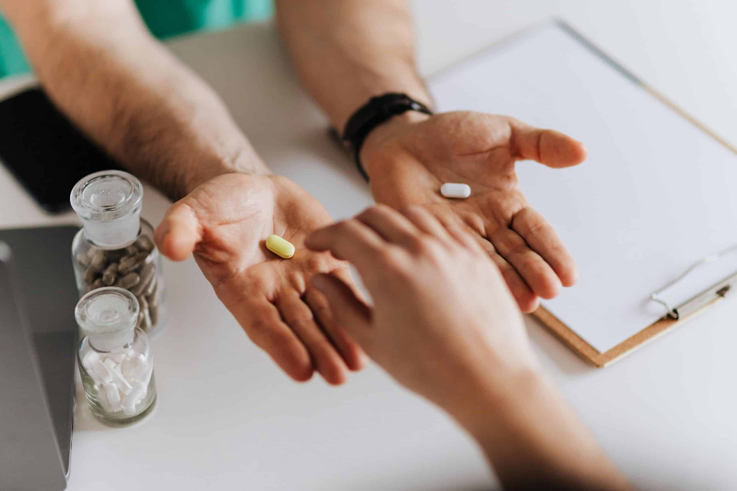 Profissional apresenta diferentes suplementos alimentares, no contexto de uma formação em suplementação alimentar desportiva e fitoterapia.