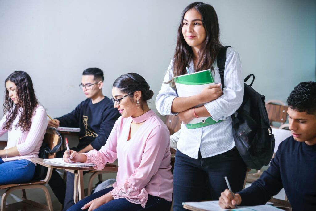 Aluna imigrante numa aula presencial de Português Língua Não Materna Nível A